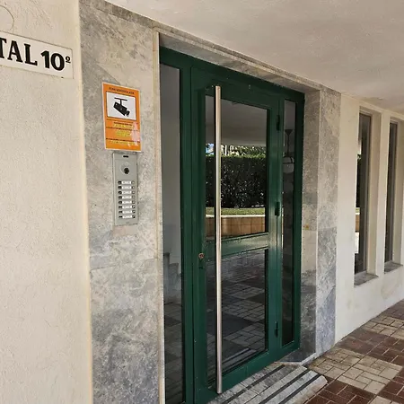 アパート Rymlig Laegenhet Foer 7,8 Persons In Boliches, Fuegirola フエンヒロラ